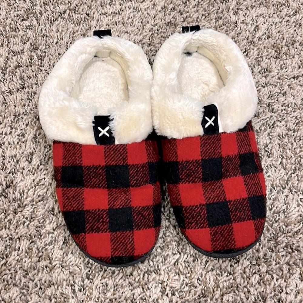 KOHLS slippers 🖤